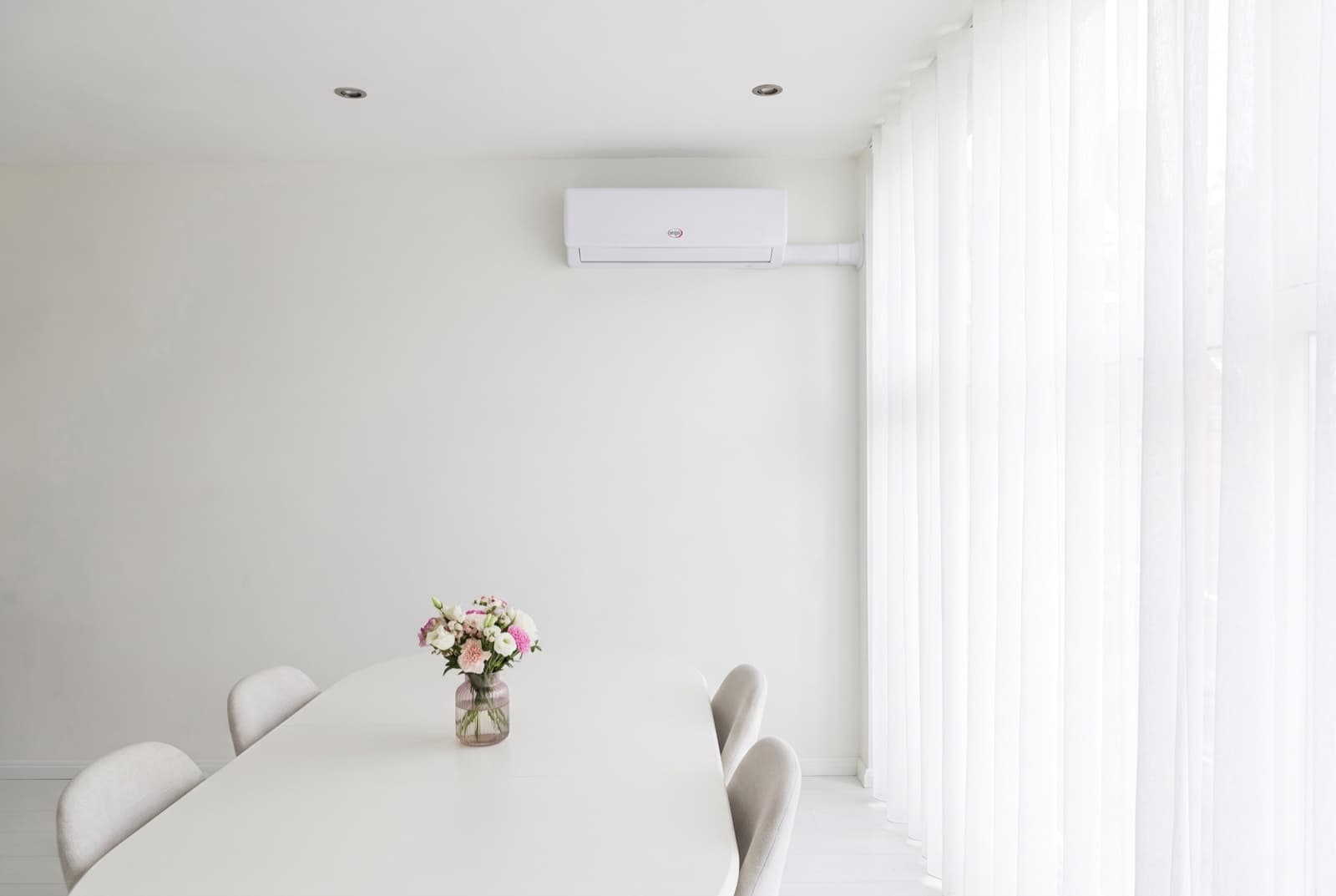 Strak weggewerkte leidingen, airco in Lelystad